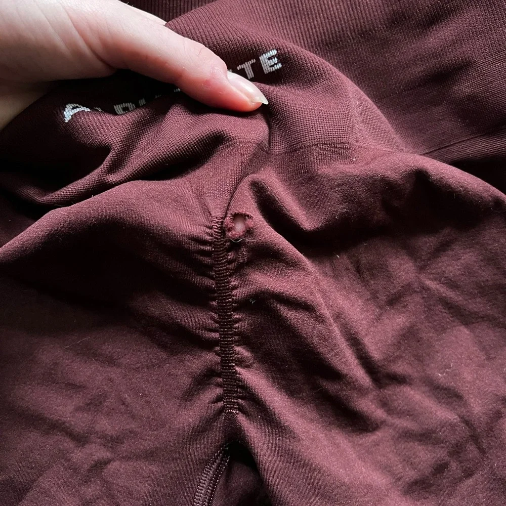 Alphalete Amplify Scrunch Leggings in Sangria FLAW! - Picture 2 of 3